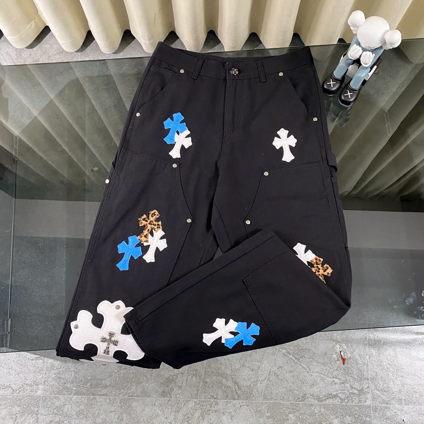 P270 CH Chromehearts limited edition leopard print blue and white cross stitched leather black work jeans logging pants. The counter price is 34W level. The patchwork cross pattern is embellished and the jeans are washed! ! An absolutely high-end luxury product, a 1.9W-level god-level single product, a super popular product, made by top heavy industry, a magic weapon that cannot be missed! [About Zangyin] This is an extremely luxurious fashion brand that can also be called the aristocracy of the high street. It has always been an exclusive brand for some hipsters or rich second generations. Compared with ordinary high streets, it is more luxurious and noble. Compared with luxury brands, it is more fashionable and individual. It has always been a brand that I have a special liking for. [Top heavy industry fashion design] Consistently high-street luxury style. Speaking of this style, the Zangyin family and GU family are definitely the leading representative brands. Especially the Zangyin family has really achieved a state-of-the-art effect in creating high-street style. The unique washed material is used to create this style. The color system is already quite eye-catching. After it is decorated with patchwork cross flowers, it cleverly highlights the charm of the brand. Secondly, this style uses classic The high-waist cutting design highlights the long legs and fashionable temperament of the upper body. The brand is highly recognizable and the slim fit configuration is more suitable for daily wear. It is a product that interprets personality, fashion, and specifications at a glance. This single product is enough to make any fan excited. It can be a white T-shirt for a youthful college style, or a tight suspender for a royal style. It has strong matching ability and can be easily controlled by men.  [Materials and craftsmanship] Needless to say, this point goes without saying. As an excellent craftsman brand, Zangyin’s requirements for details and craftsmanship are really perfect. The washed color of this model has gone through so many processes, not to mention the embellishment of denim appliques. It is also purely hand-made and sewn. Just like what they believe in, only hand-made things have soul and have the meaning of wear. A top-notch heavy-duty fashionable denim item, I look forward to your perfect interpretation! !  Color: Black Size: 28-36